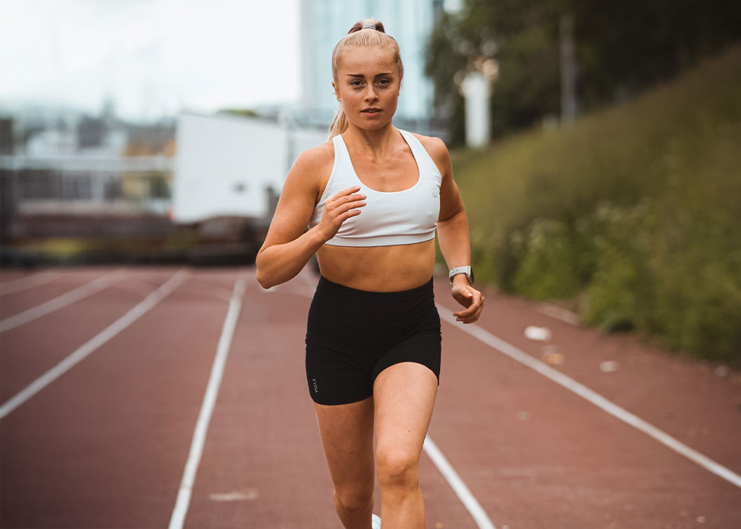 Coachen springer utanför.