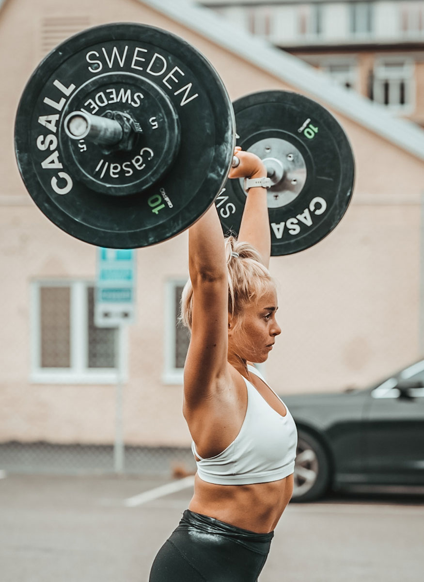 Coachen lyfter vikter.